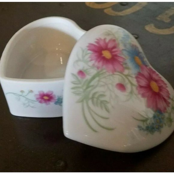 Vtg Elizabeth Arden Porcelain Heart Trinket Box Flowers Japan - Picture 2 of 7